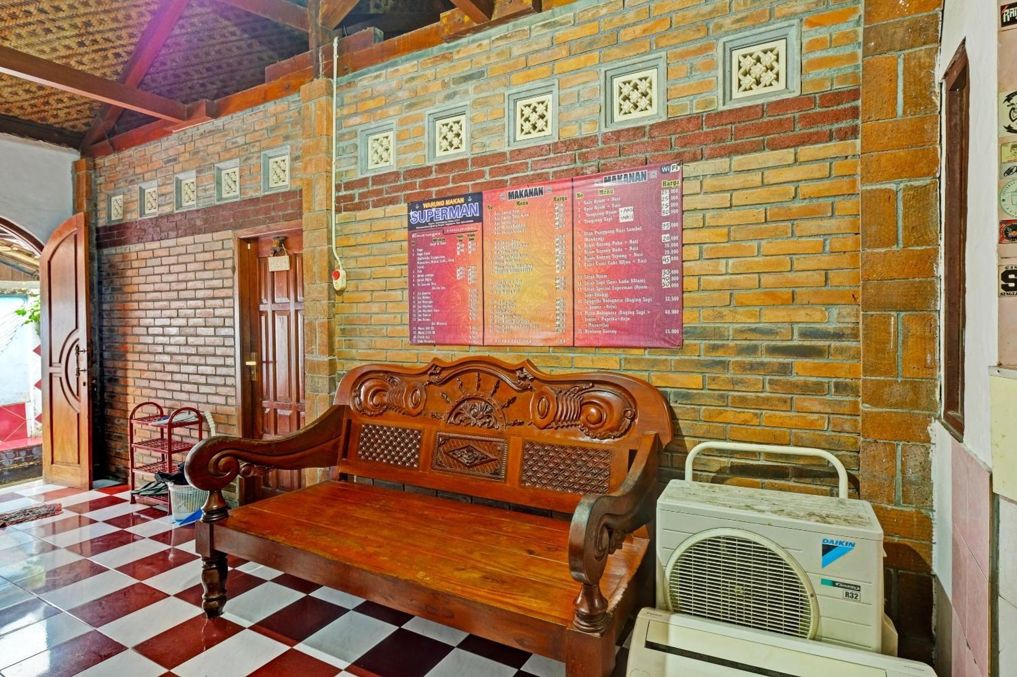 Spot On 91915 Homestay Superman Yogyakarta Exterior foto