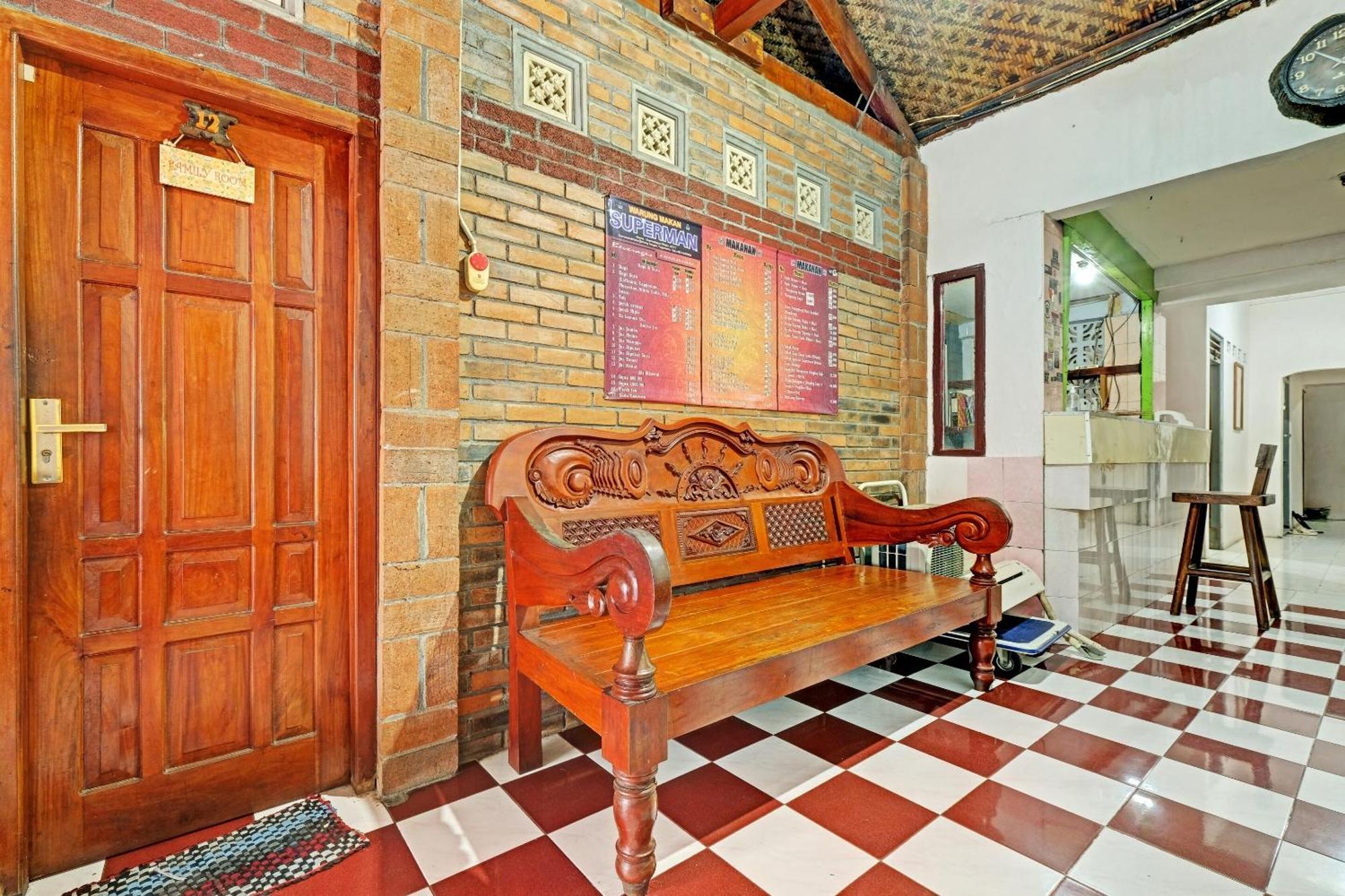 Spot On 91915 Homestay Superman Yogyakarta Exterior foto